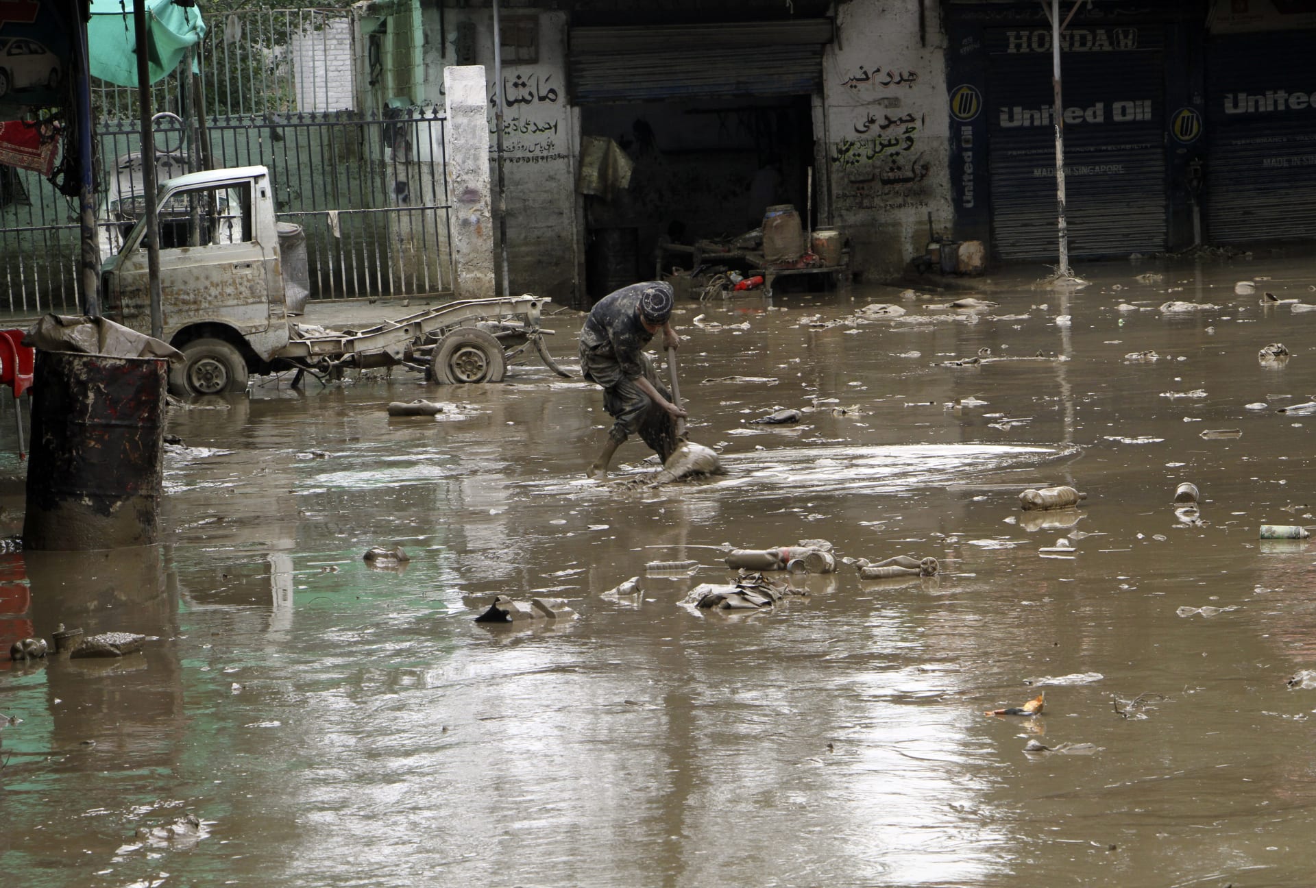 Záplavy způsobené monzunovými dešti si v Pákistánu vyžádaly od půlky června více než 1 000 obětí. 