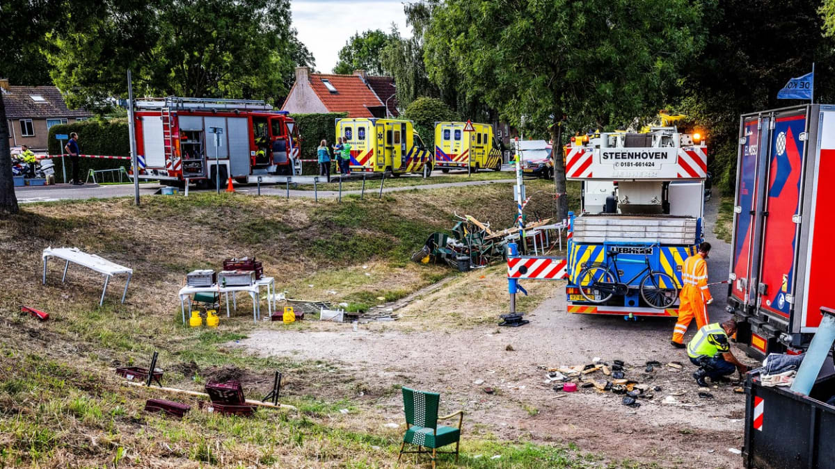 Kamion v Nizozemsku najel do pouliční sešlosti.