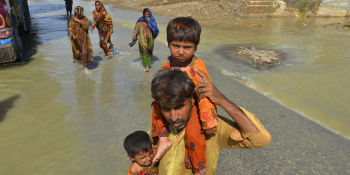 Ničivé povodně v Pákistánu: Zemřelo už přes tisíc lidí. Prudké lijáky dál devastují zemi