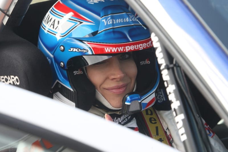 Olga coby závodnice ve sportovních autech