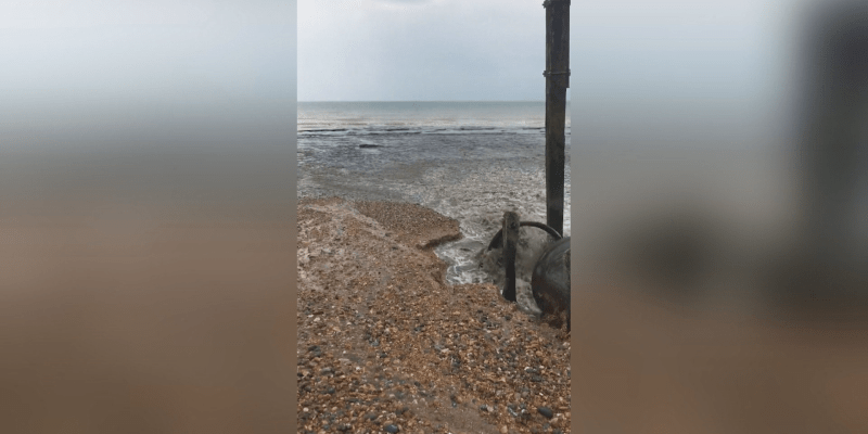 Britské pláže zaplavily splašky z kanalizace.