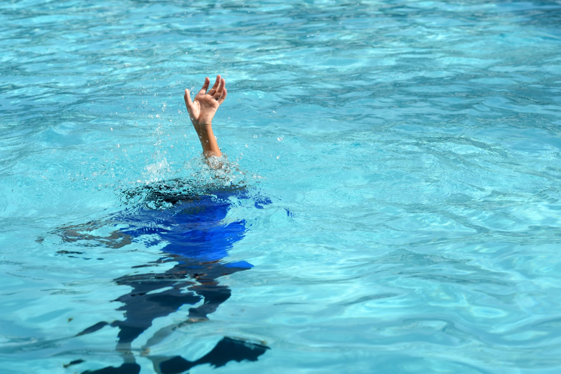 Šestiletý chlapec z Belfastu se utopil v bazénu na dovolené. 
