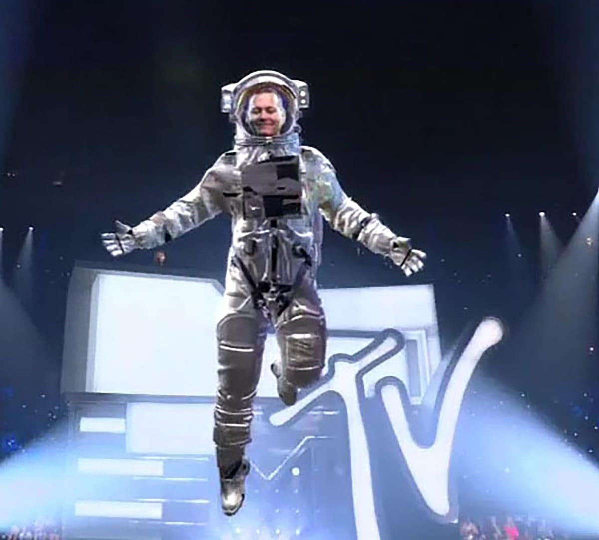 Johnny Depp jako maskot MTV Moon Man na předávání cen za hudební videoklipy (2022)