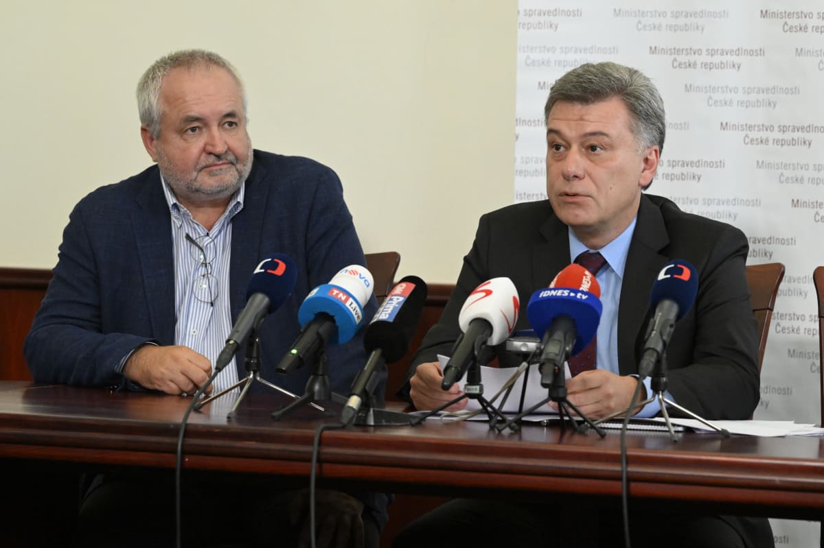 Ministr spravedlnosti Pavel Blažek (vpravo) a prezident Soudcovské unie Libor Vávra vystoupili na tiskovém briefingu po společném setkání (29. srpna 2022)