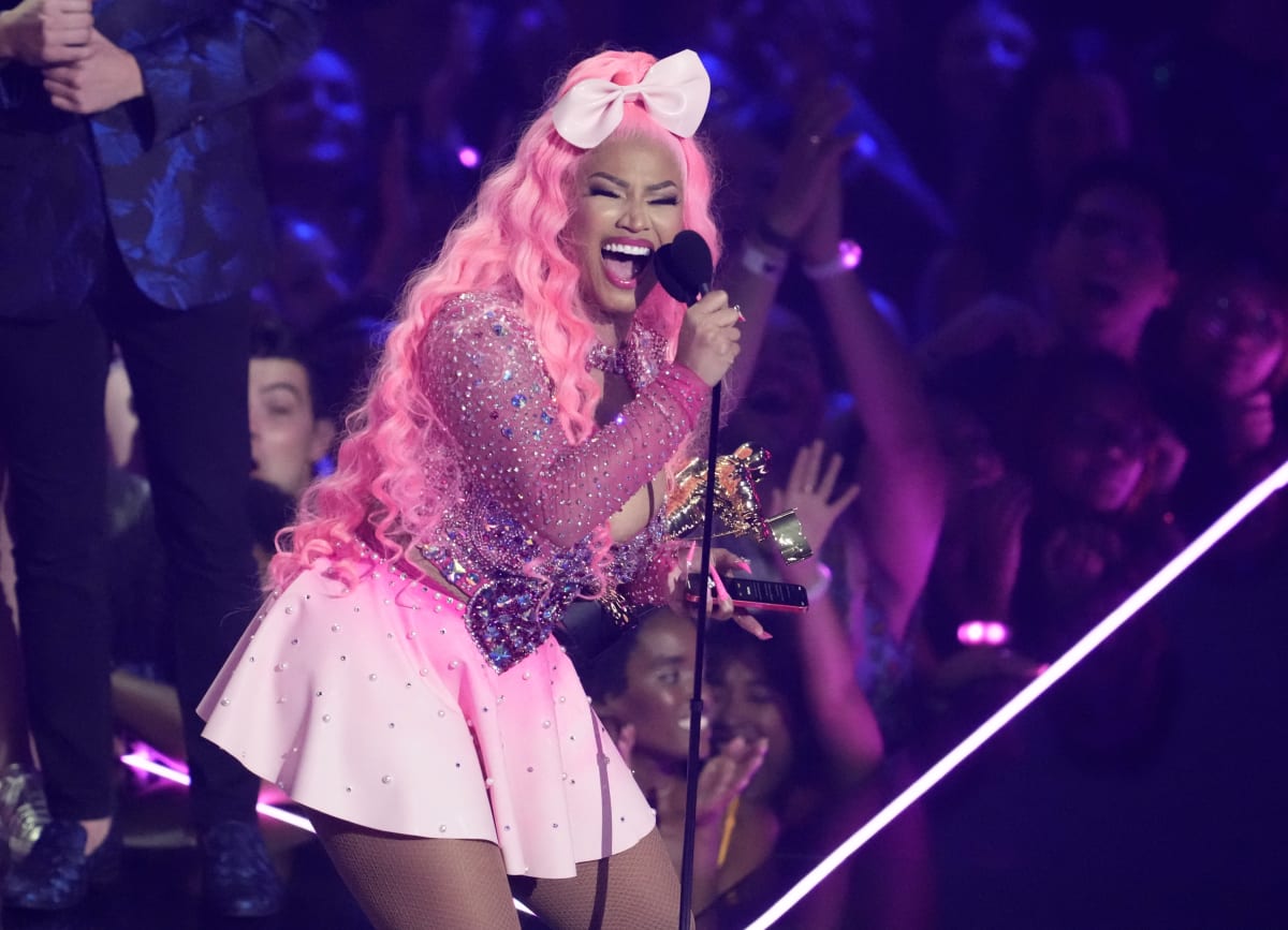 Nicki Minaj při přebírání ceny na MTV VMAs (2022)