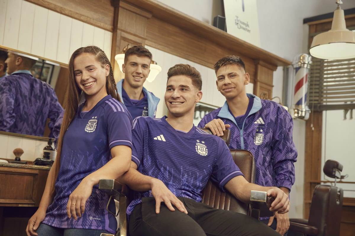 Venkovní dresy argentinských fotbalistů budou mít na podzimním mistrovství světa v Kataru poprvé purpurovou barvu