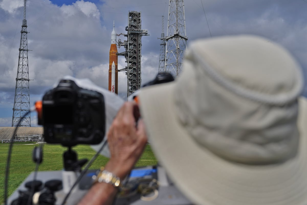 Fotografové umísťují dálkové kamery k raketě Artemis 1.