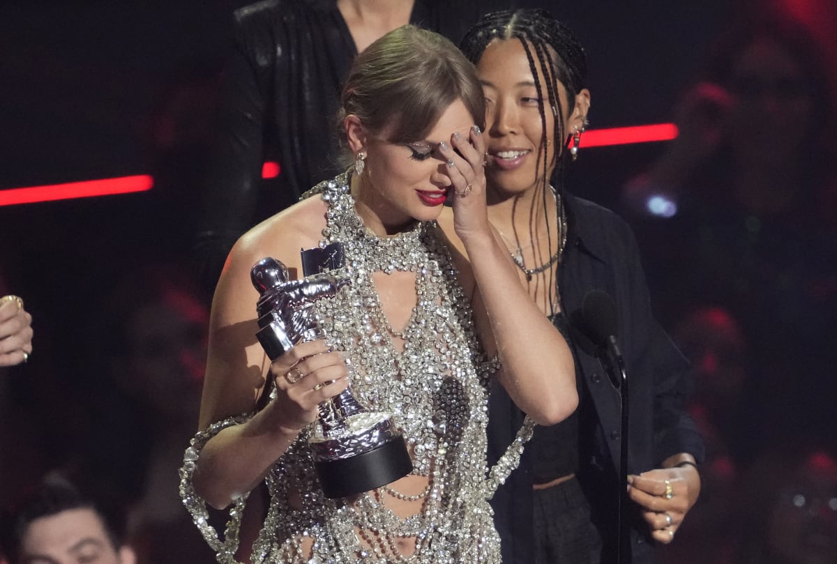 Taylor Swift přebírá cenu za nejlepší videoklip k písni All Too Well na MTV VMAs (2022)