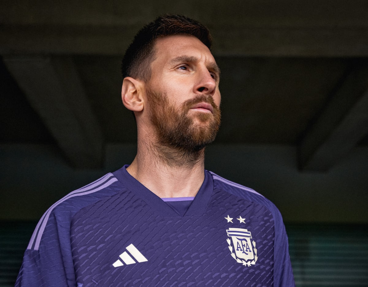 Venkovní dresy argentinských fotbalistů budou mít na podzimním mistrovství světa v Kataru poprvé purpurovou barvu