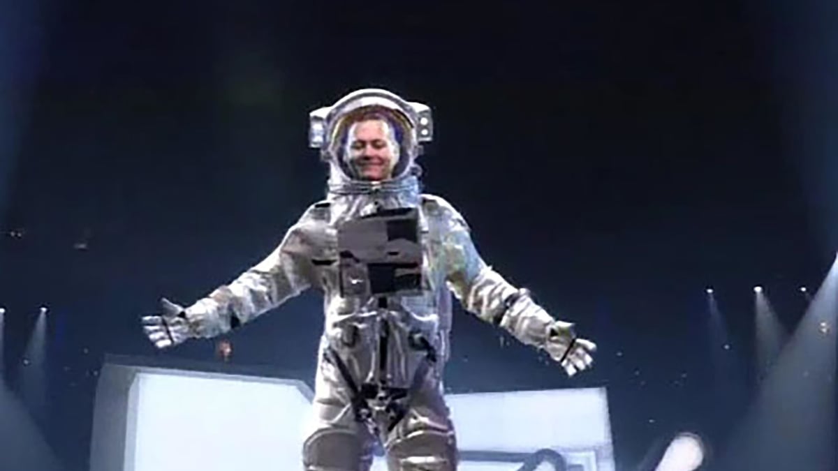 Johnny Depp jako maskot MTV Moon Man na předávání cen za hudební videoklipy (2022)
