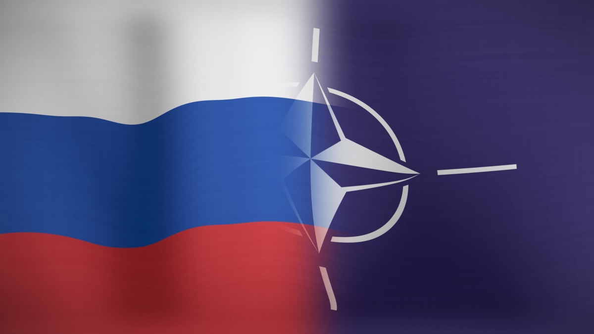Propojená vlajka Ruska a NATO