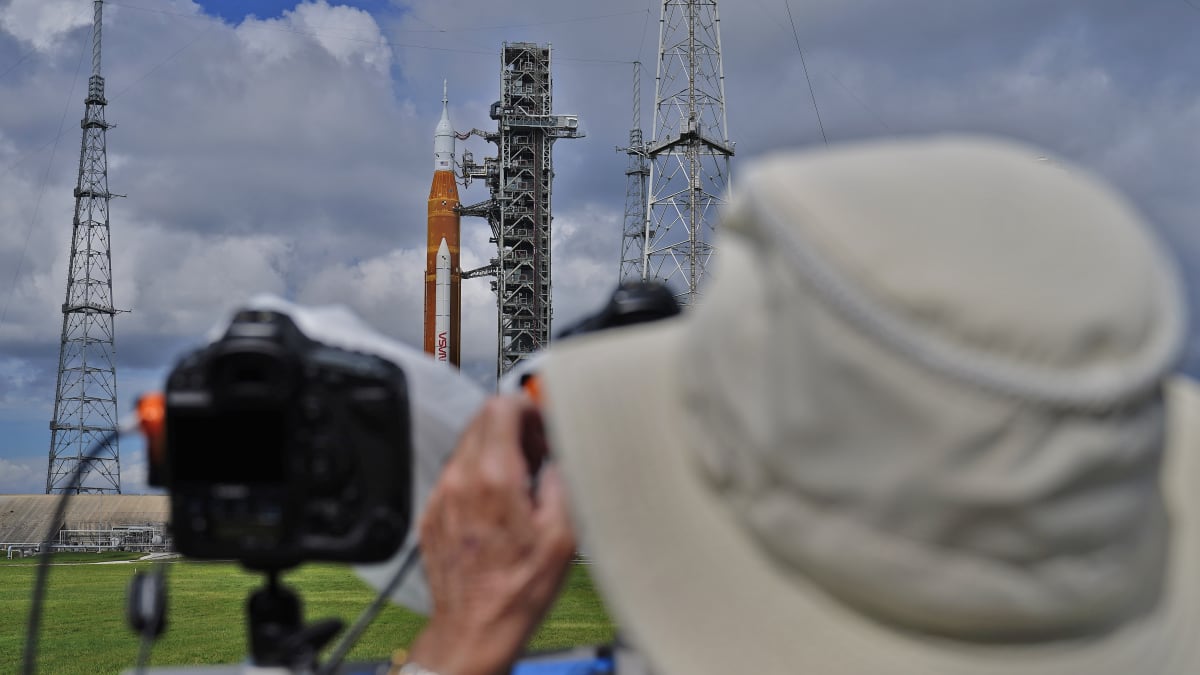 Fotografové umísťují dálkové kamery k raketě Artemis 1.
