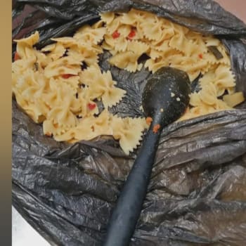 Kuchařka ve školce na Praze 5 měla jídlo dětem podávat v pytlích na odpadky.