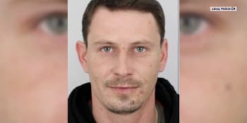 Strach na Rychnovsku. Podezřelý muž stále prchá policii, k sexu měl ženy nutit pistolí