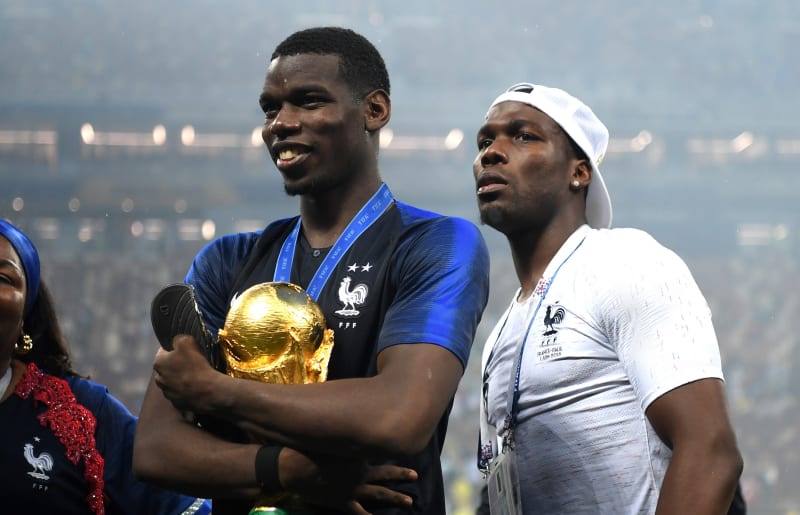 Paul Pogba s bratrem Mathiasem jen pár minut poté, co s Francií vyhrál mistrovství světa.