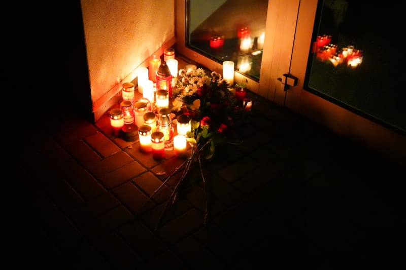 Lidé pokládali květiny a svíčky na místě, kde Hana Zagorová bydlela.
