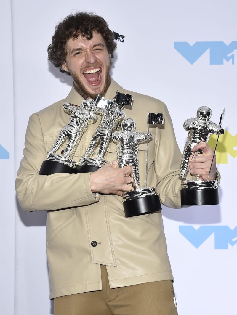 Jack Harlow, pózující s cenami na MTV VMAs (2022)
