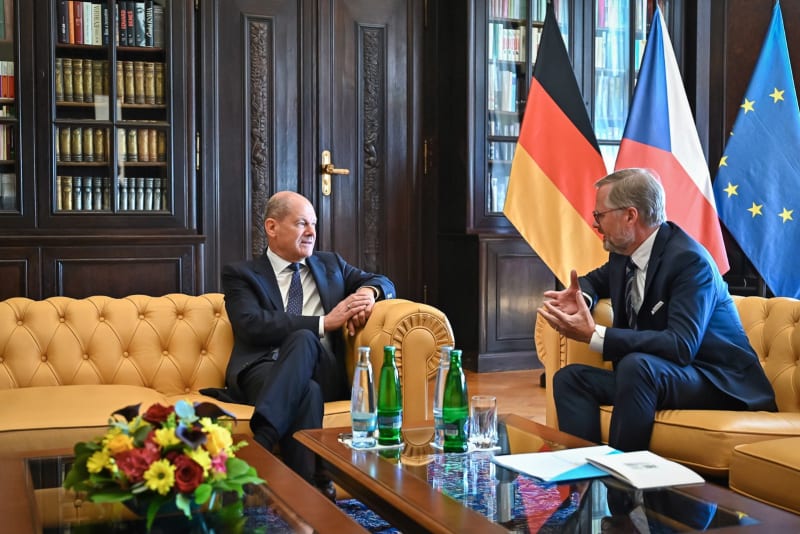 Německý kancléř Olaf Scholz (nalevo) a český premiér Petr Fiala (napravo)