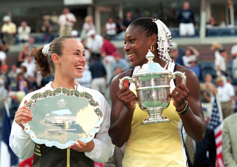 První grandslamový titul se v případě Sereny Williamsové urodil v roce 1999. Tehdy ve finále US Open porazila Martinu Hingisovou.