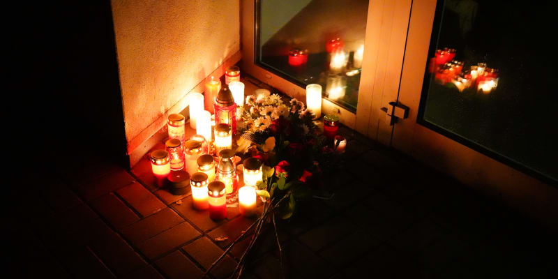 Lidé pokládali květiny a svíčky na místě, kde Hana Zagorová bydlela.