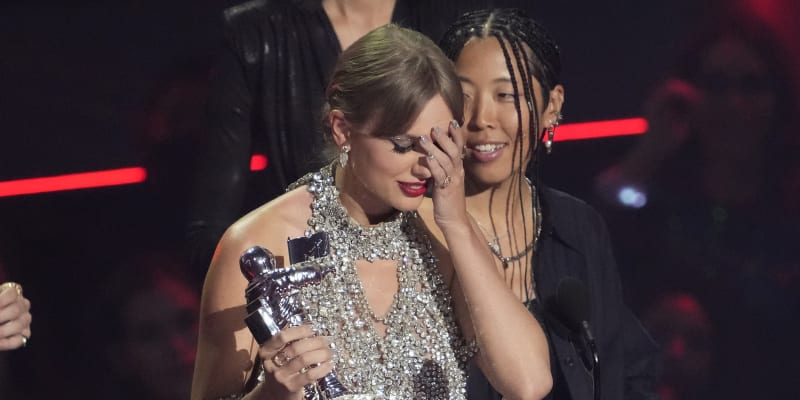 Taylor Swift přebírá cenu za nejlepší videoklip k písni All Too Well na MTV VMAs (2022)