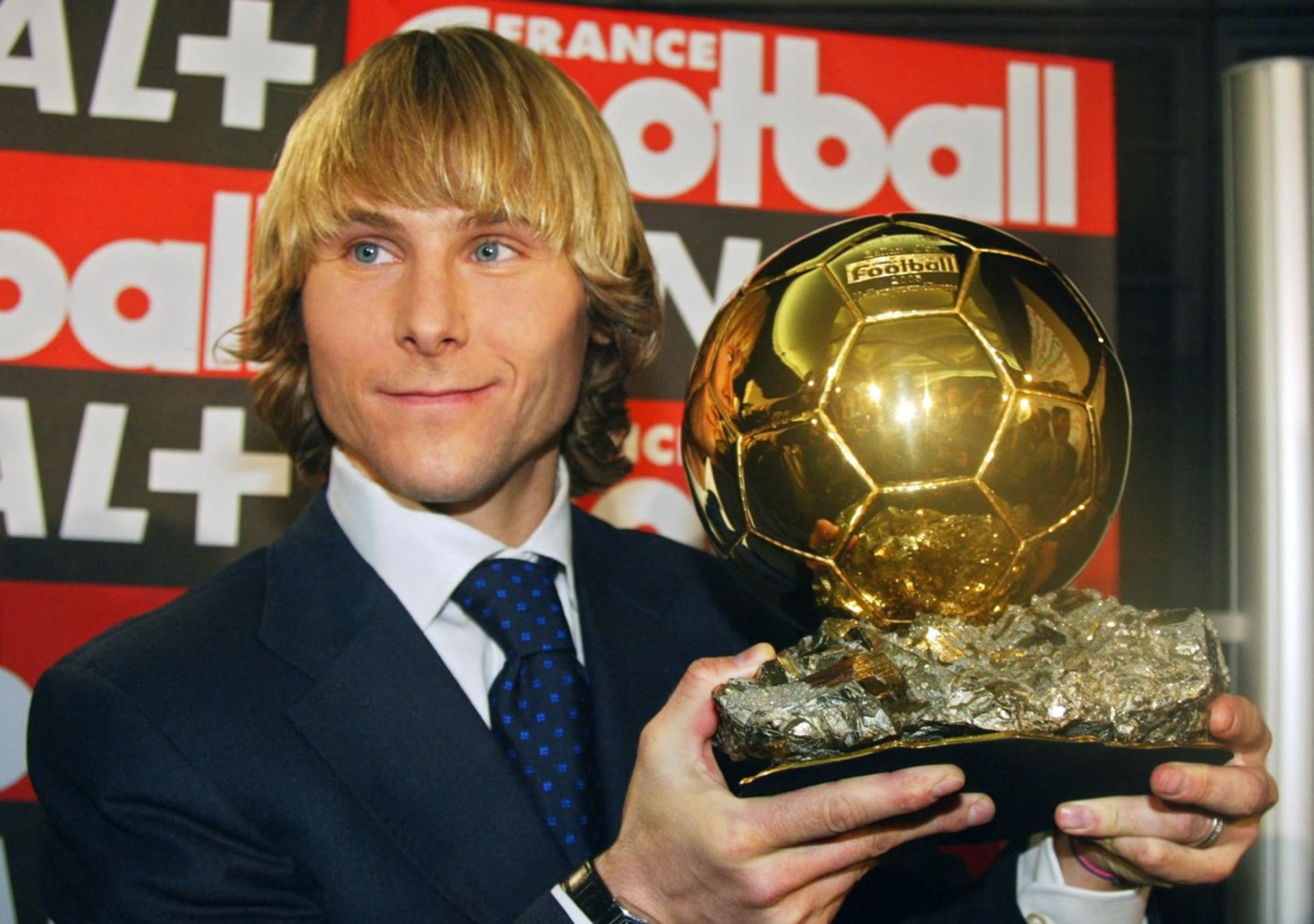 Nedvěd se po Josefu Masopustovi stal druhým českým vítězem Zlatého míče. Na velkou, a celkem nečekanou záležitost, došlo v roce 2003.