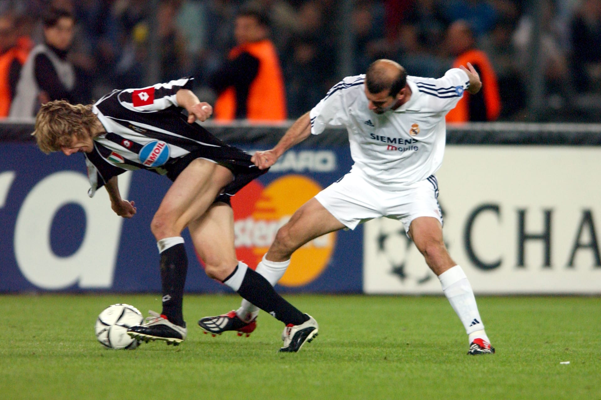 Nedvěd přišel do Juventusu za 45 milionů eur jako náhrada za Zinedina Zidana, který v roce 2001 odešel do Realu Madrid. Na fotce se právě francouzský kouzelník snaží nedovoleně zastavit českou hvězdu.