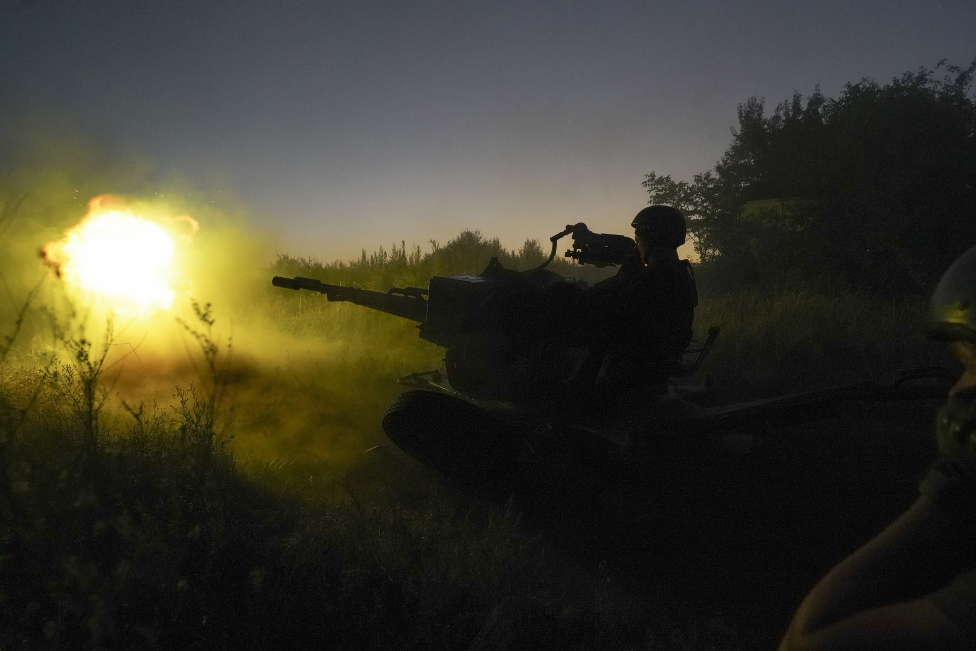 Ukrajinský voják pálí na ruské pozice z protivzdušného děla v Charkovské oblasti.
