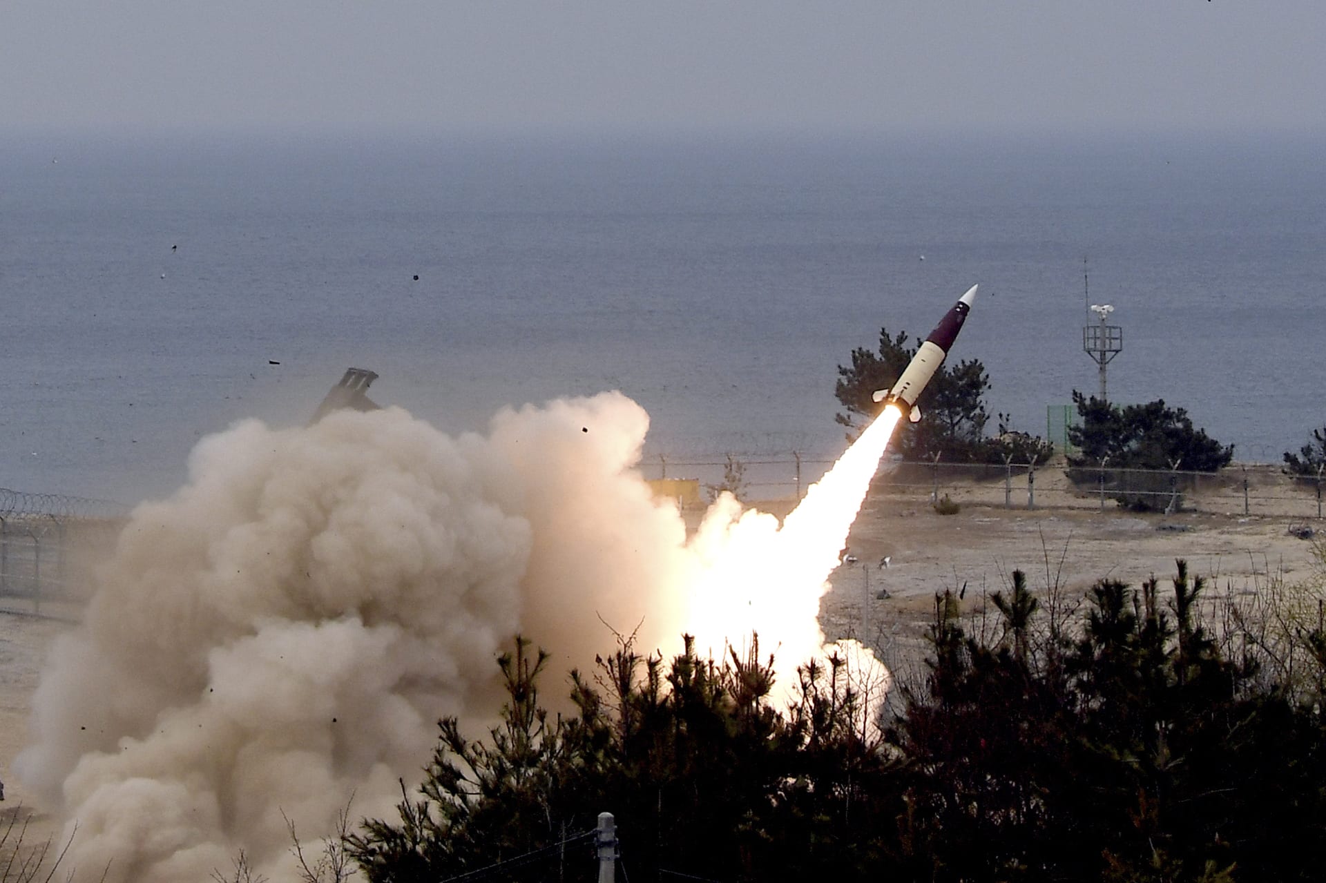 Americkou střelu ATACMS mohou odpálit raketomety M270 nebo HIMARS.