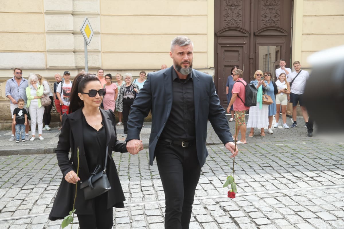 Na zádušní mši za Zagorovu dorazila také zpěvačka Lucie Bílá s přítelem Radkem.