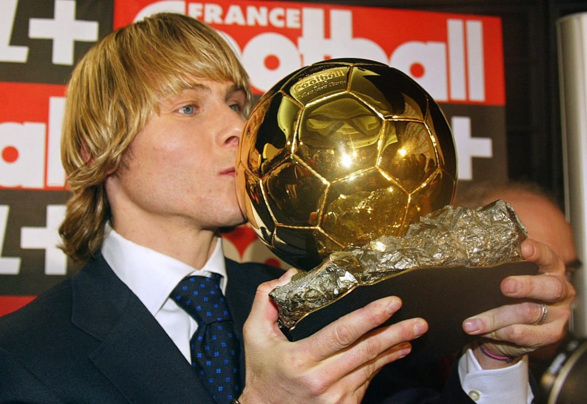 Útěchou po neúčasti ve finále Ligy mistrů v roce 2003 byla Pavlu Nedvědovi s odstupem několika měsíců ta nejprestižnější individuální fotbalová cena. Zlatý míč vyhrál před Thierrym Henrym a Paolem Maldinim.