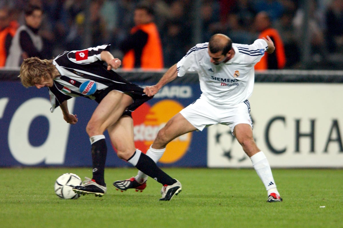 Nedvěd přišel do Juventusu jako náhrada za Zinedina Zidana, který v roce 2001 odešel do Realu Madrid. Na fotce se právě francouzský kouzelník snaží nedovoleně zastavit českou hvězdu.
