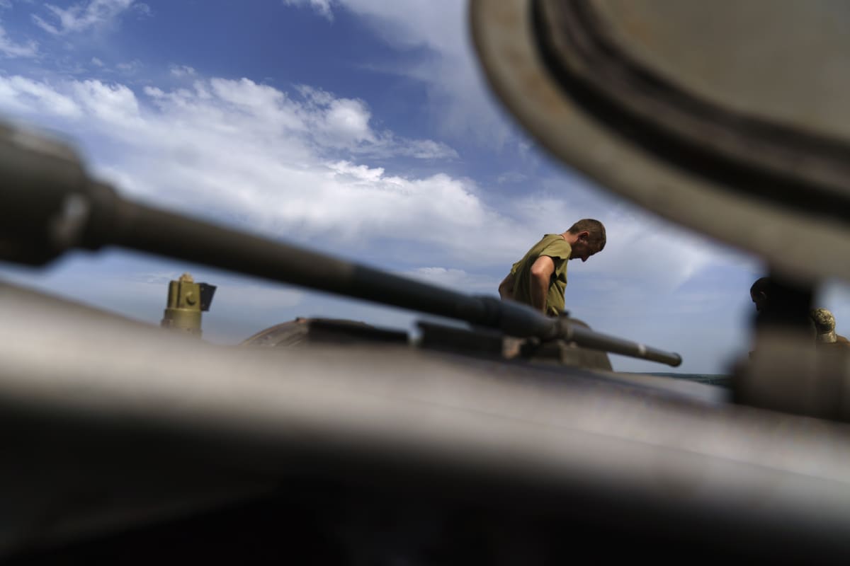 Ukrajinský voják stojí na tanku během cvičení své jednotky v Doněcké oblasti