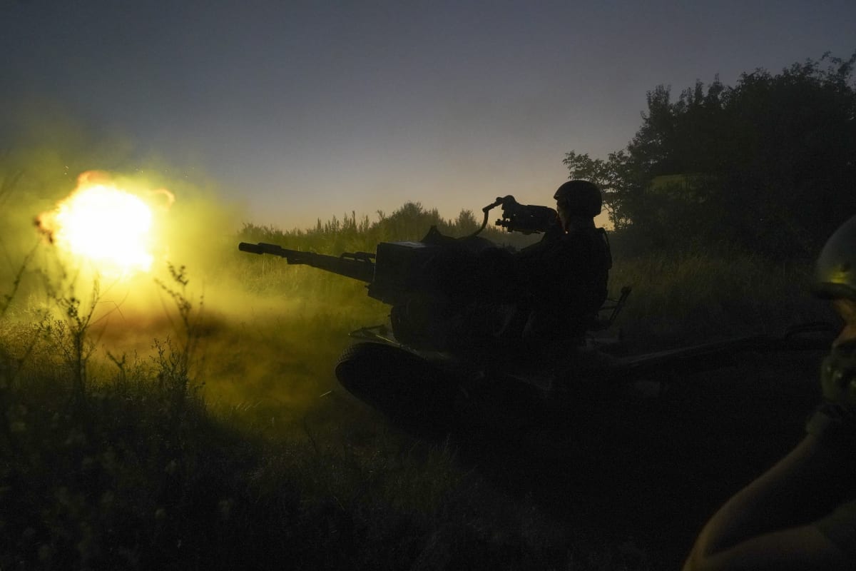 Ukrajinský voják pálí na ruské pozice z protivzdušného děla v Charkovské oblasti