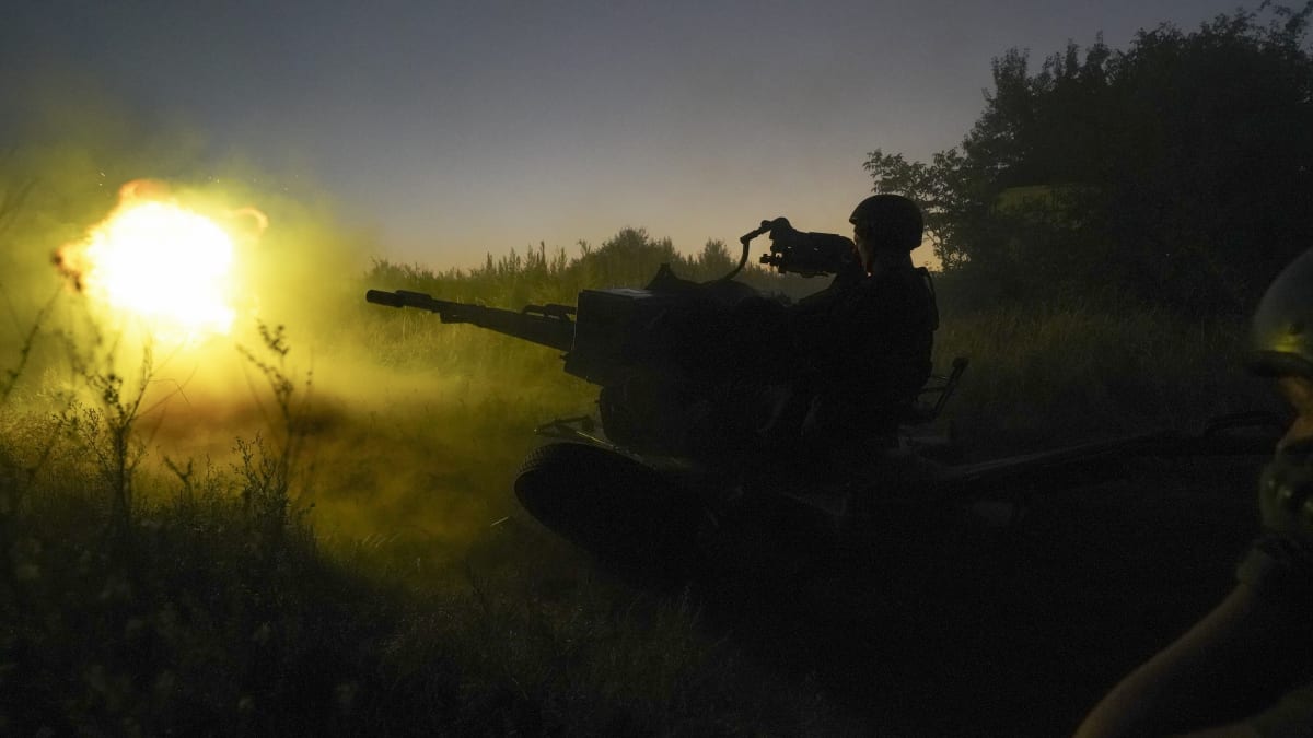 Ukrajinský voják pálí na ruské pozice z protivzdušného děla v Charkovské oblasti