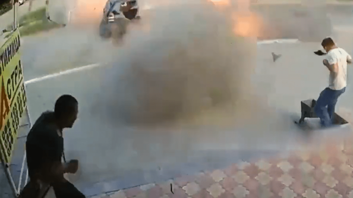 Výbuch automobilu, v němž seděl Askyar Lajšev, zachytila kamera