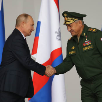 Ruský prezident Vladimir Putin s ministrem obrany Sergejem Šojguem.