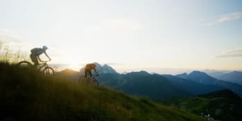 Rakouský Nassfeld na kole: Strmé jízdy, smaragdové jezero i parádní wellness