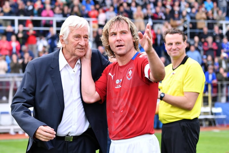Pavel Nedvěd je spolu s trenérem Karlem Brücknerem hlavním symbolem úspěšné a atraktivní éry české reprezentace.