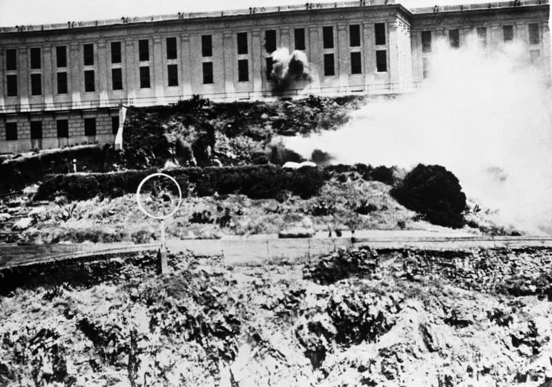 Námořní pěchota ostřeluje hlavní budovu Alcatrazu