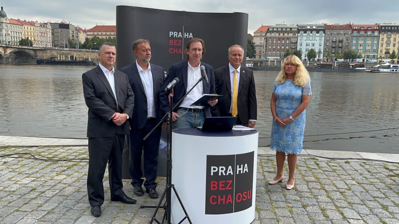 Zástupci hnutí Praha Bez Chaosu na tiskové konferenci 