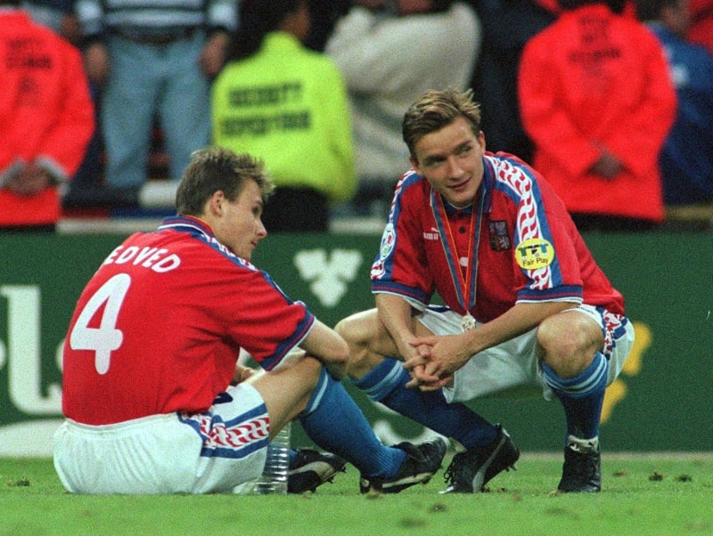 Nedvěd si za národní tým zahrál už na Euru 1996 v Anglii. Jak fanoušci dobře ví, tento turnaj skončil krásným druhým místem. Na fotografii je také Vladimír Šmicer.