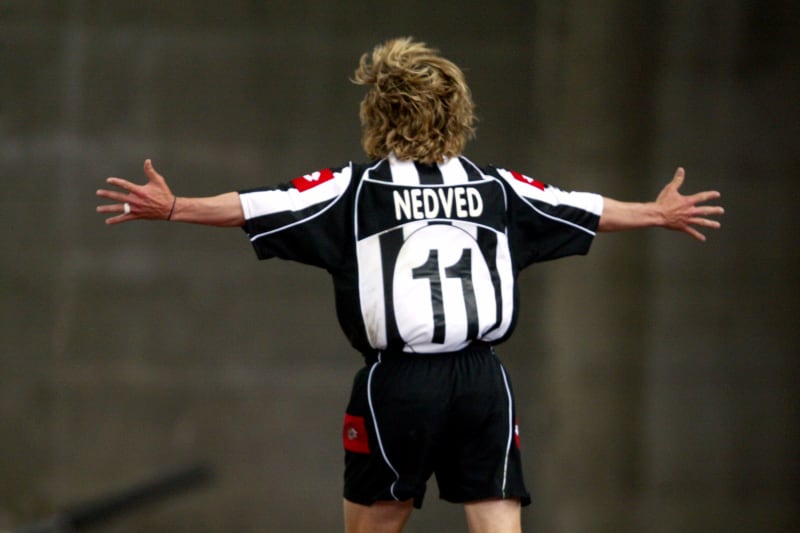 Za Juventus nastřílel Nedvěd 51 gólů. Toto je oslava jednoho z nich.