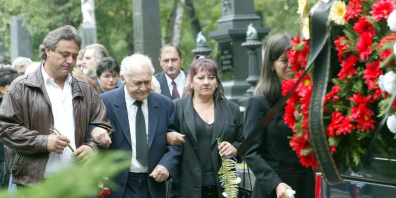 Otec Stanislava Procházky na pohřbu svého syna v roce 2003