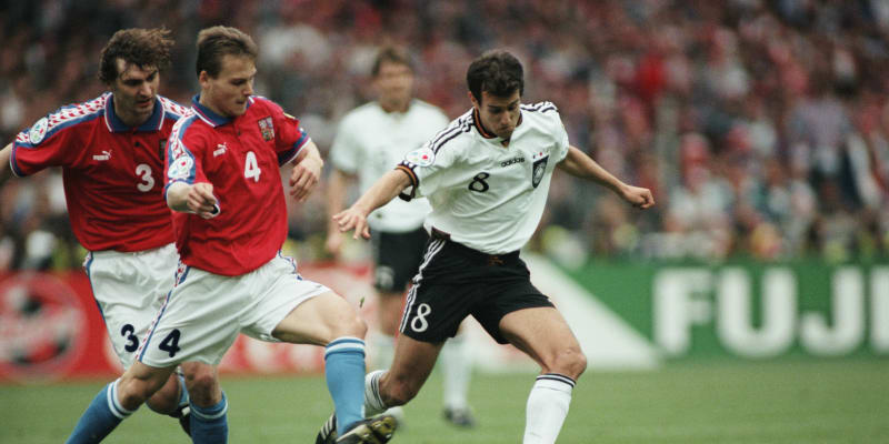Nedvěd se ve finále Eura 1996 snaží obrat o míč Mehmeta Scholla.