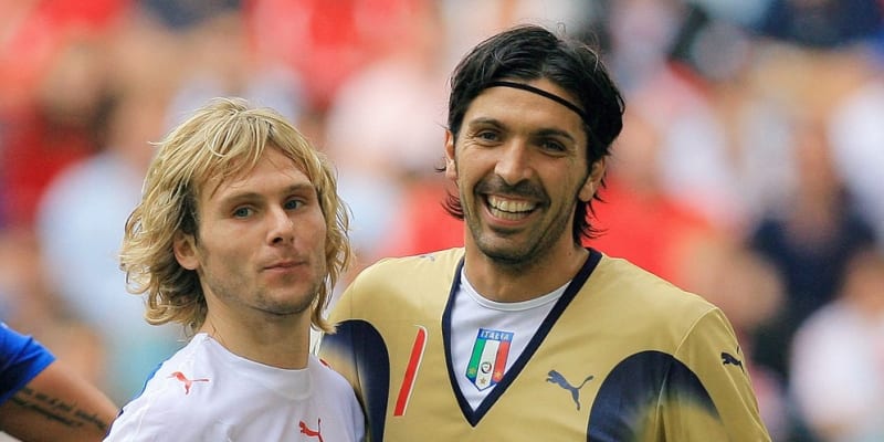 Setkání Pavla Nedvěda s parťákem z Juventusu Gianluigim Buffonem na světovém šampionátu 2006