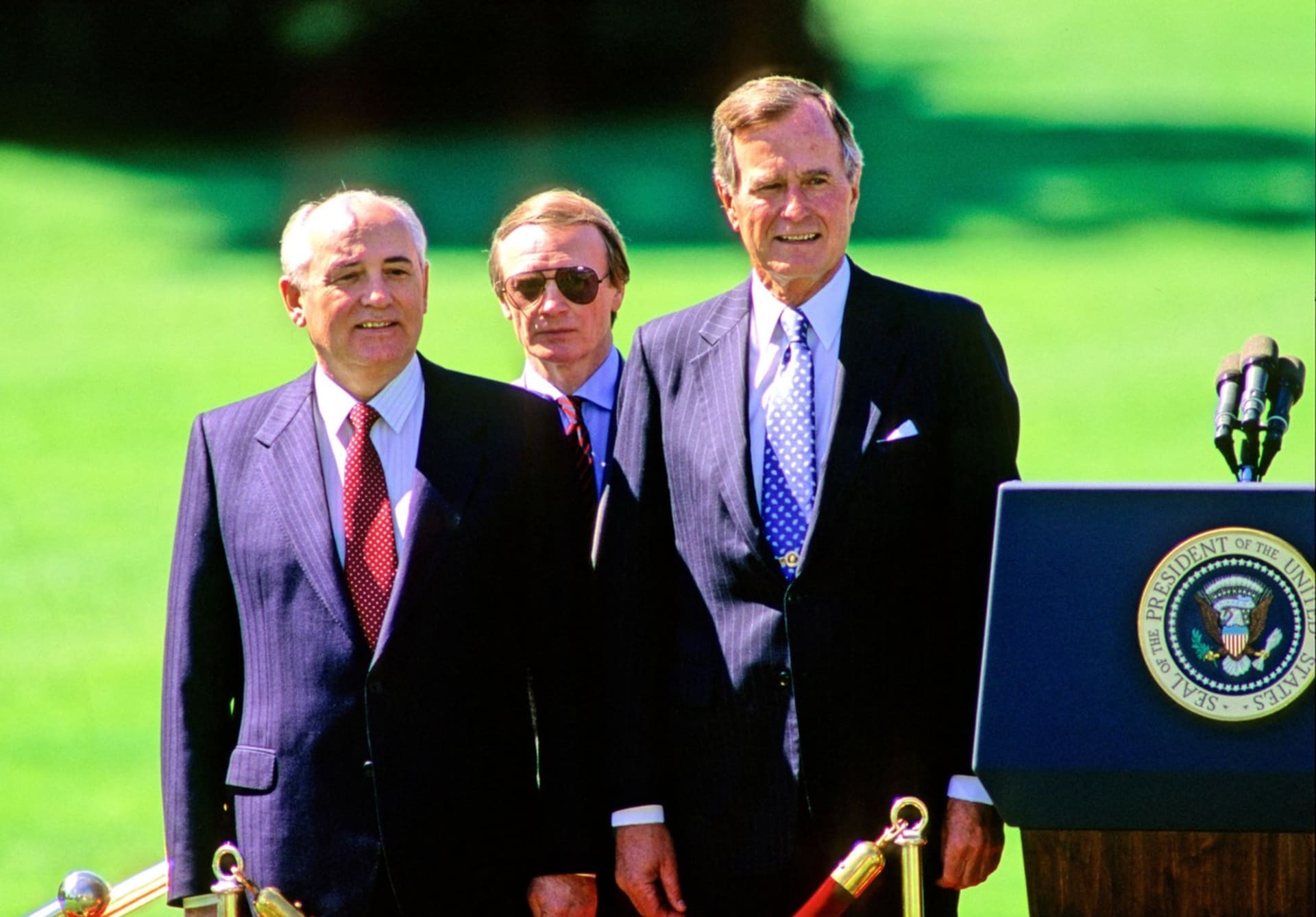 Bývalý vůdce SSSR Michail Gorbačov (vlevo) s tehdejším americkým prezidentem Georgem H. W. Bushem (vpravo) na snímku z roku 1990