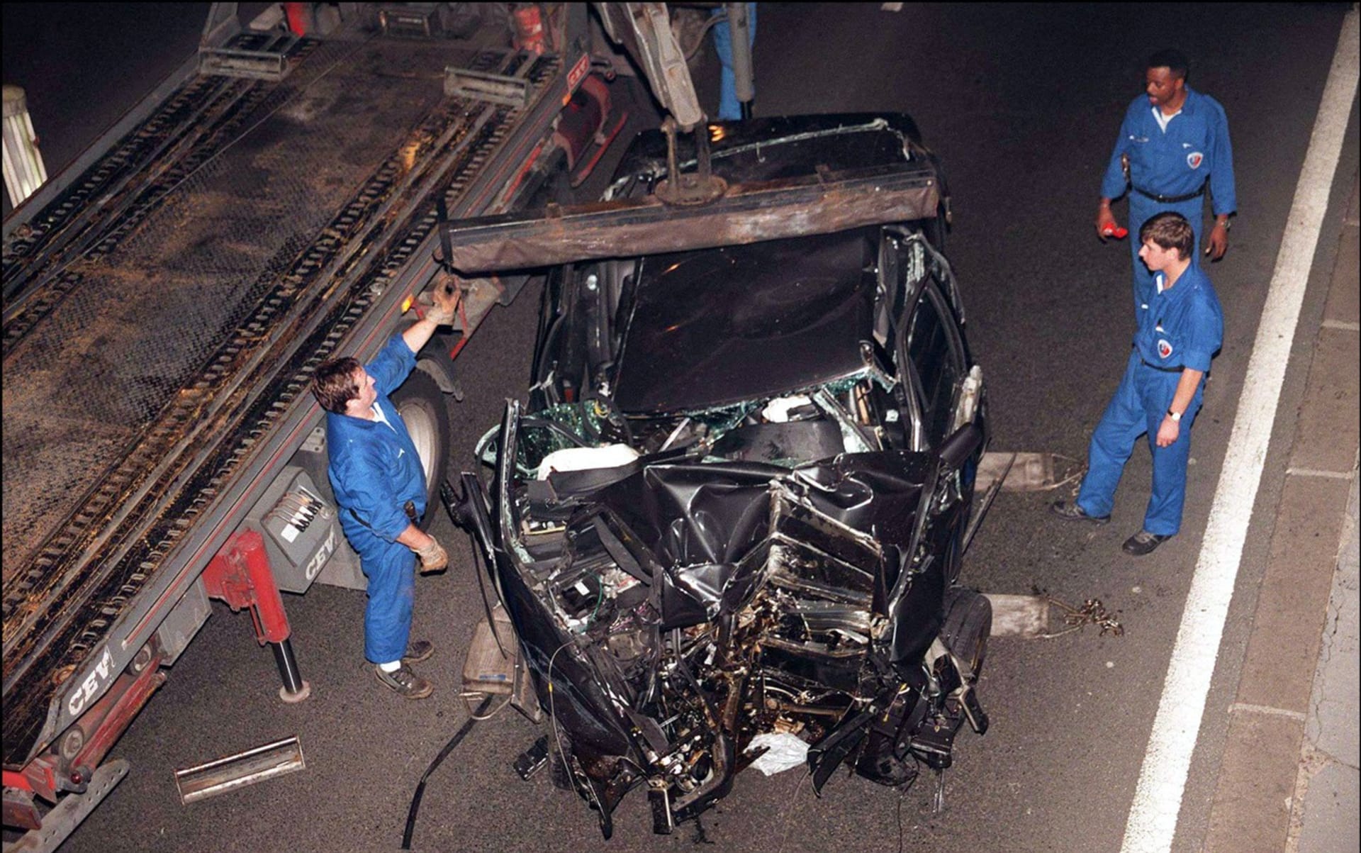 Záběry z autonehody 31. 8. 1997 v Paříži, během které zemřela princezna Diana. 
