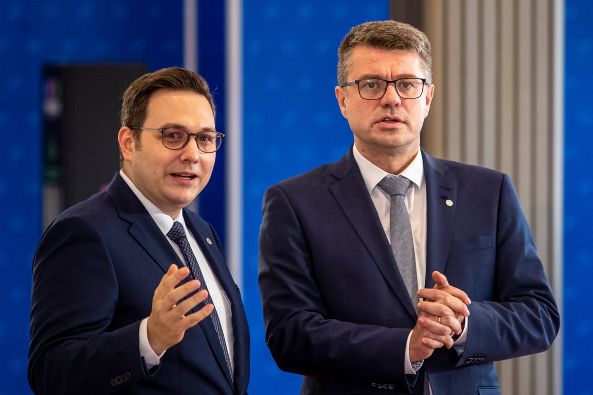 Český ministr zahraničí Jan Lipavský (Piráti) a jeho estonský protějšek Urmas Reinsalu na jednání v Praze. 