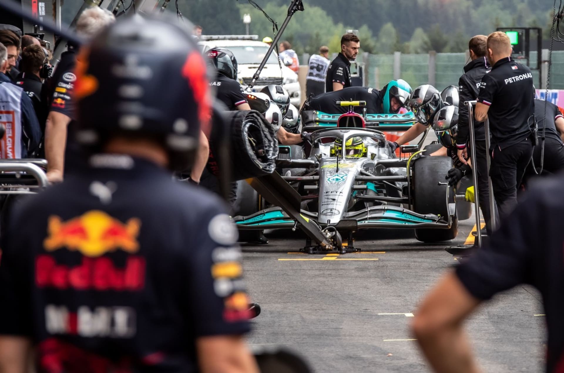 Lewis Hamilton v boxech během závodního víkendu ve Spa